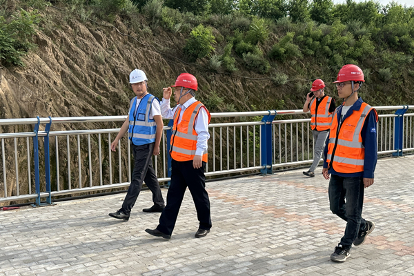 十七冶投资管理分公司党委书记到三门峡项目带班检查