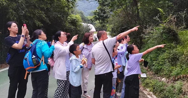 首批省外小游客抵达唐家河  近距离观察珍稀野生动植物
