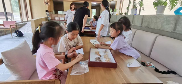 首批省外小游客抵达唐家河  近距离观察珍稀野生动植物
