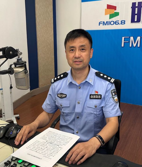 今天，市交巡警支队走进《文明热线》
