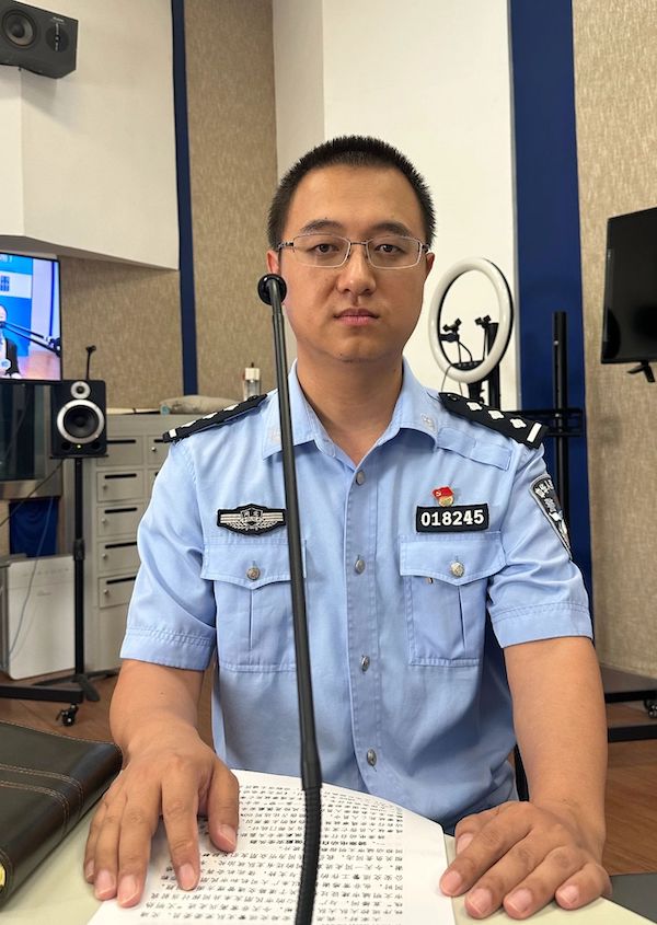 今天，市交巡警支队走进《文明热线》