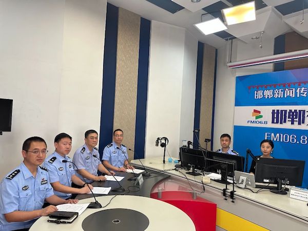 今天，市交巡警支队走进《文明热线》