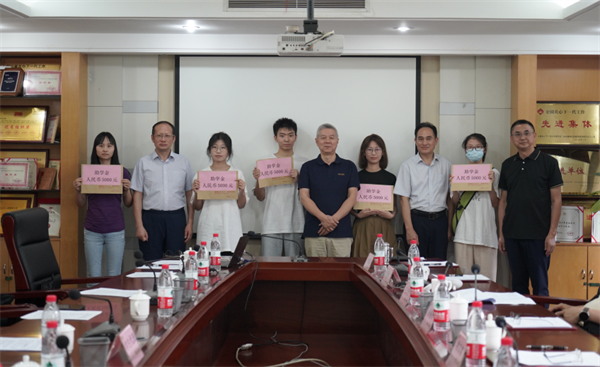 爱心助学为成都13个区（市）县的困境青少年圆梦