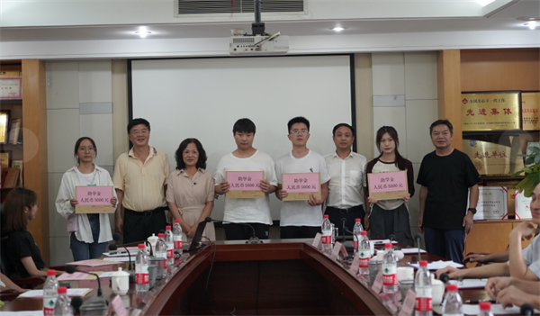 爱心助学为成都13个区（市）县的困境青少年圆梦