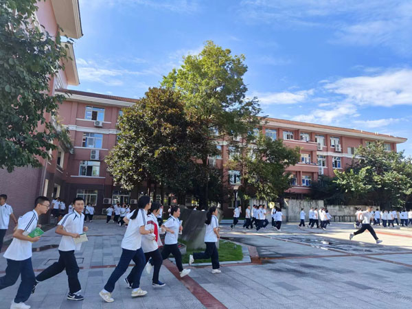 崇州市崇庆中学开展日常应急疏散演练