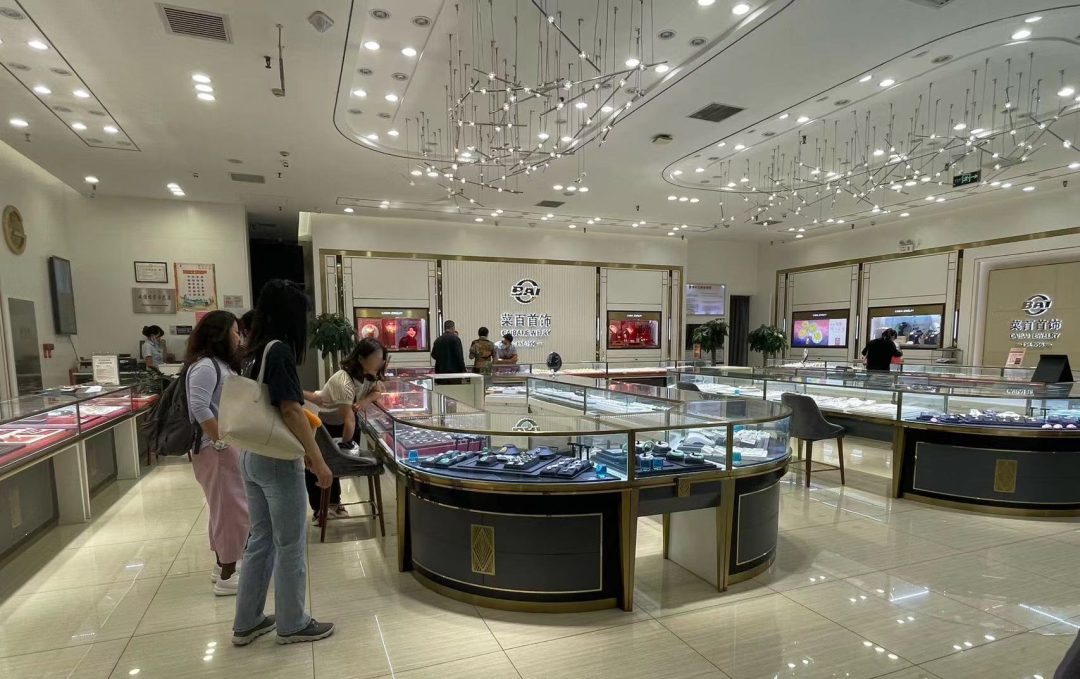 金价大跌！“黄金周”实探黄金卖场