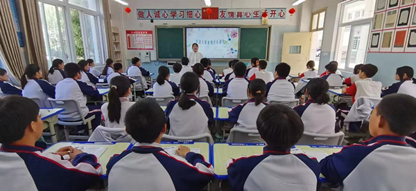 四川青川县教师马榆淋：各族学生是一家 校园文化从小抓