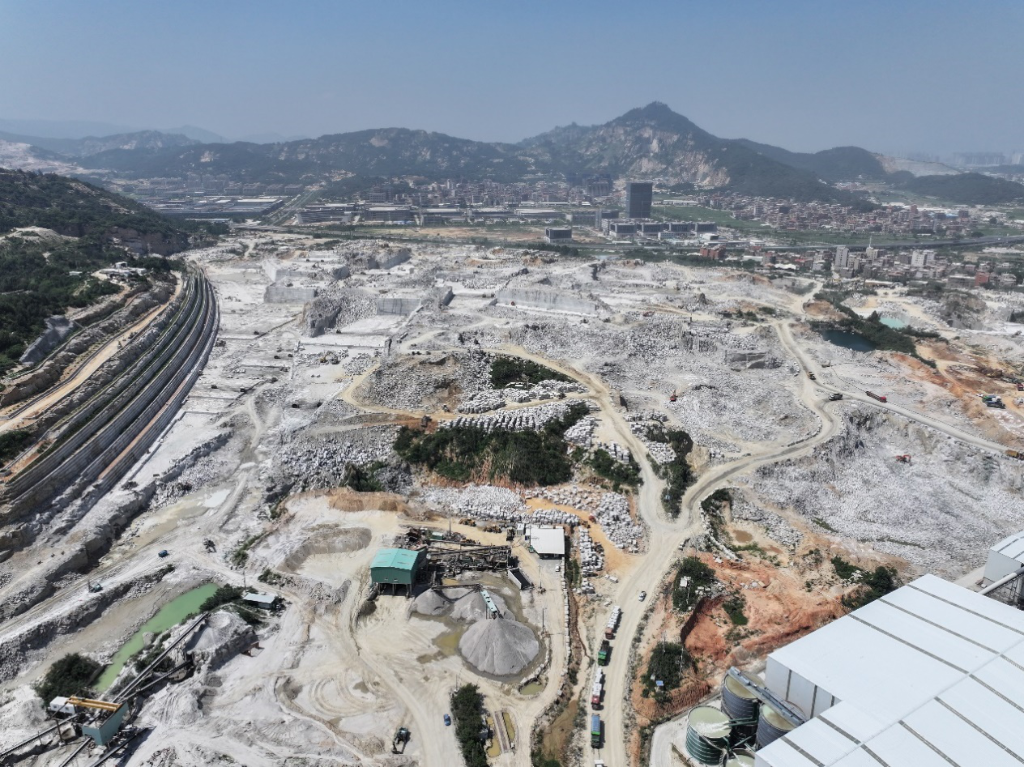 新华视点·聚焦中央生态环保督察｜福建泉州：以矿山修复之名违规采矿 督察进驻前突击种树