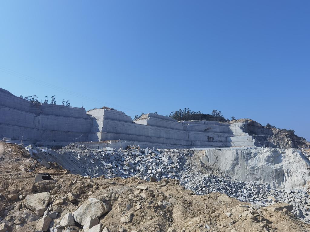 新华视点·聚焦中央生态环保督察｜福建泉州：以矿山修复之名违规采矿 督察进驻前突击种树