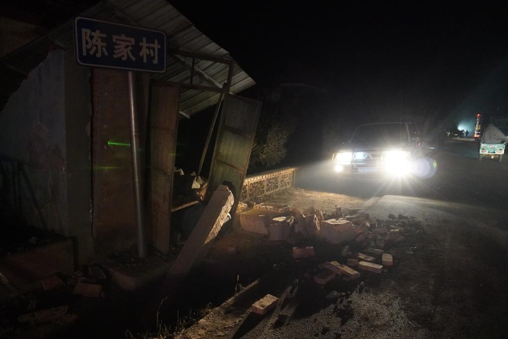 甘肃受损公路已抢通 客货列车恢复通行
