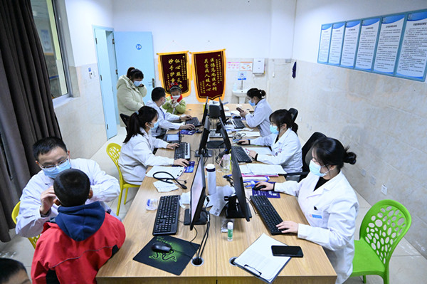 广元市第三人民医院：全员奋战就诊高峰 守护每位患者健康