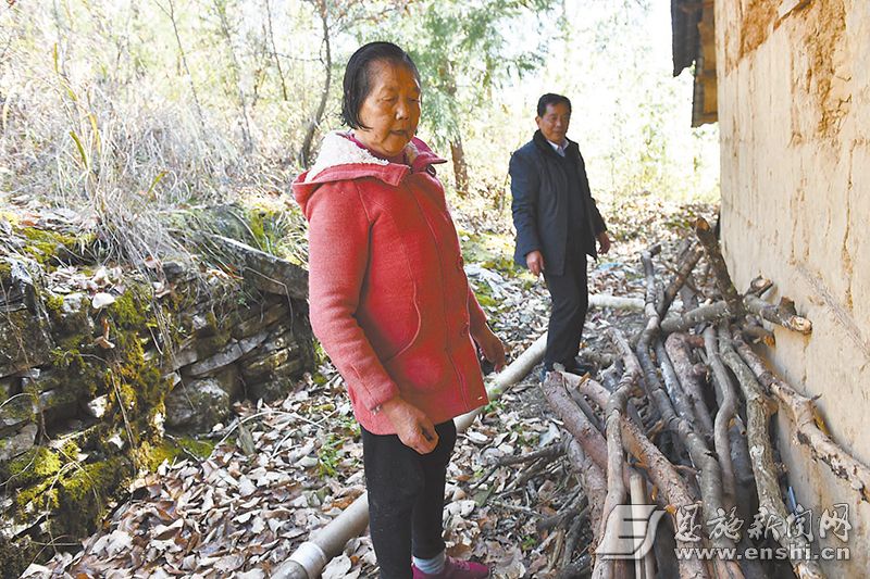 钟贵森了解村民越冬取暖准备情况。
