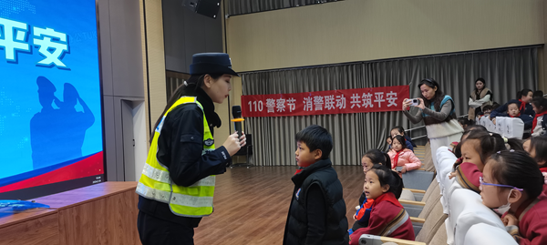 邯郸交巡警开展形式多样的庆祝活动共迎警察节