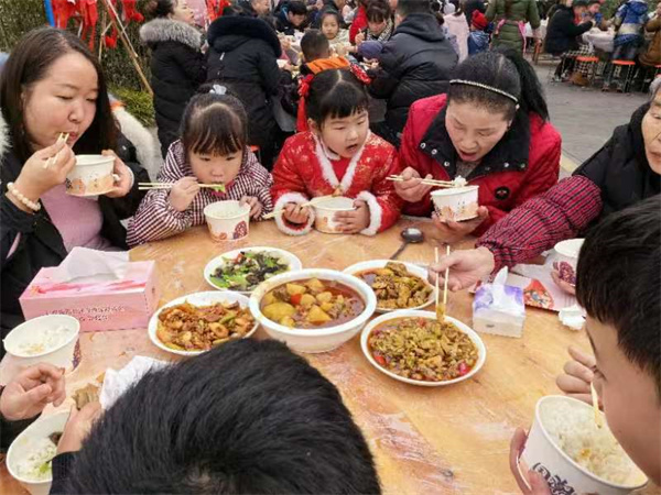 双流区鲢鱼社区百家宴温暖开席，新春共话百家情