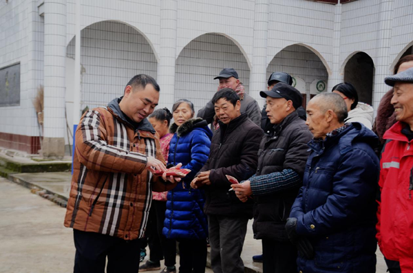 广安市邻水县丰禾镇：爱心人士回故里开展献爱心活动