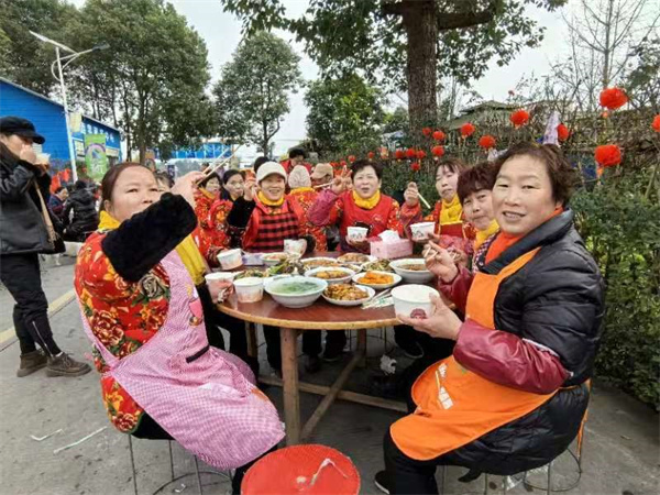 双流区鲢鱼社区百家宴温暖开席，新春共话百家情
