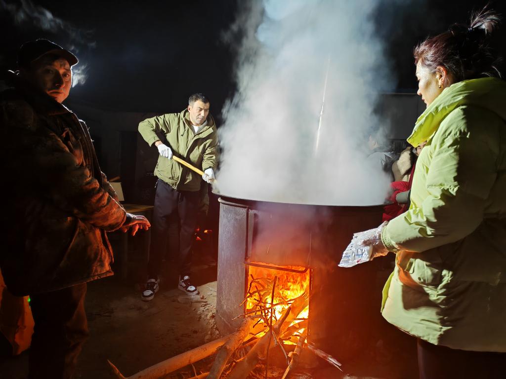 寒夜烟火升腾 希望就在前方——夜访新疆乌什7.1级地震安置点