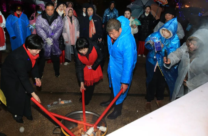 点亮常德夜经济新地标 柳叶湖鱼化龙新春游园会灯火璀璨欢乐多