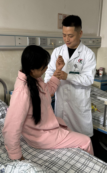 16年的他专注研究运动医学  曾是中国女排保健医生