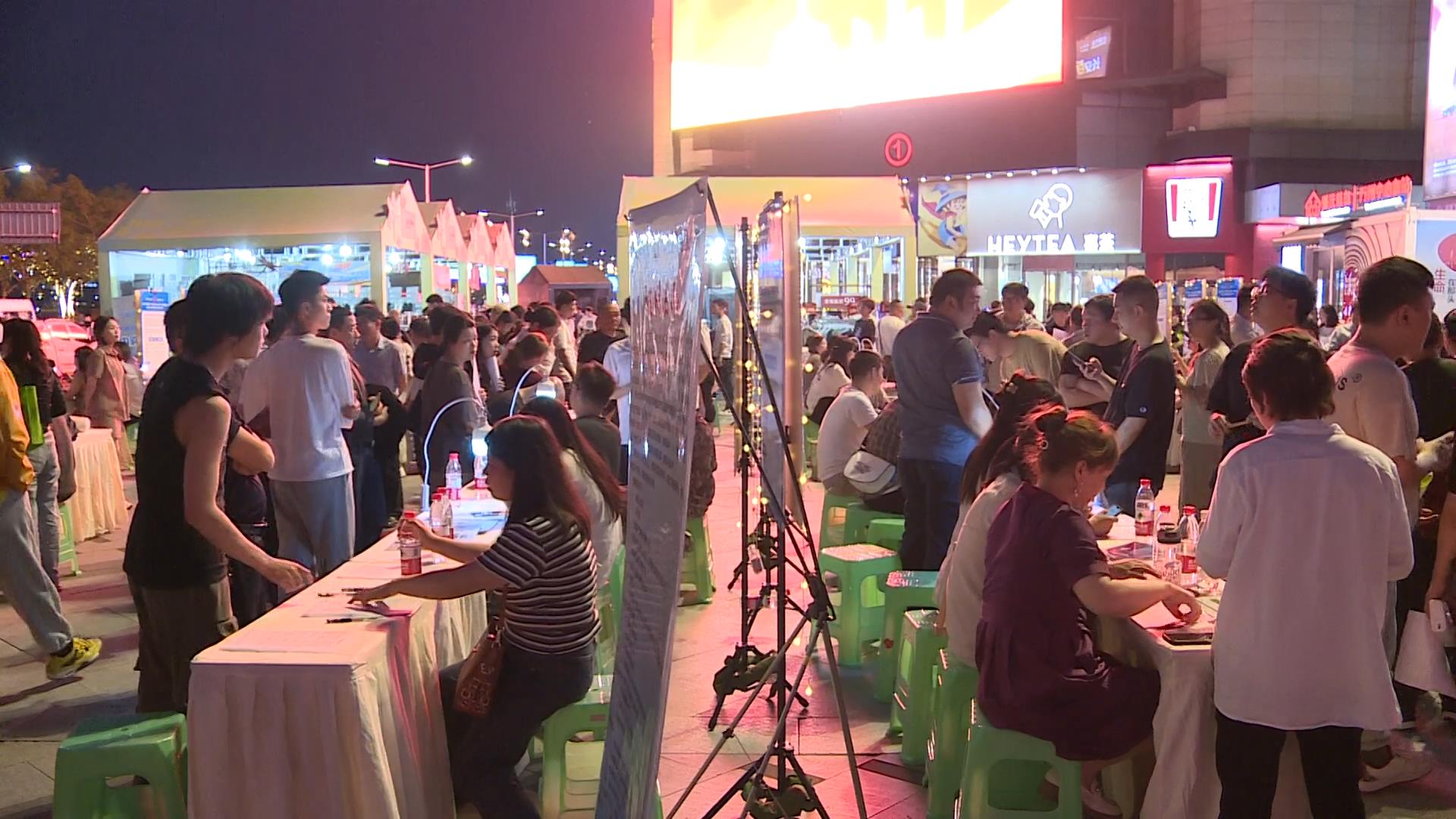 万州人才夜市进商圈就业服务接地气_20240430105927.JPG