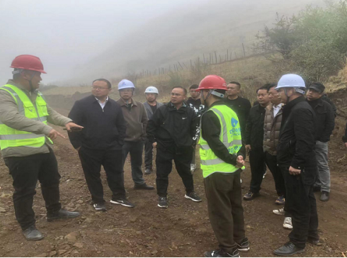 布拖县县长邓兴伟到洛嘎莫水库建设地点调研督导项目建设情况