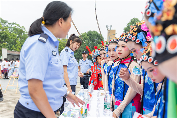 “6.26国际禁毒日”邛崃市举办 “防范药物滥用—护航无毒青春”主题文艺演出活动