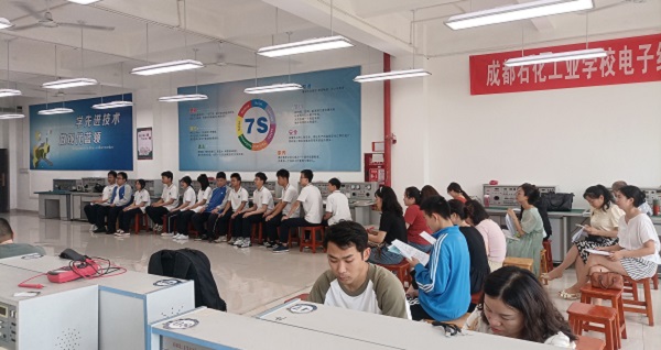 成都市电子信息中心组研讨活动在成都石化工业学校举行