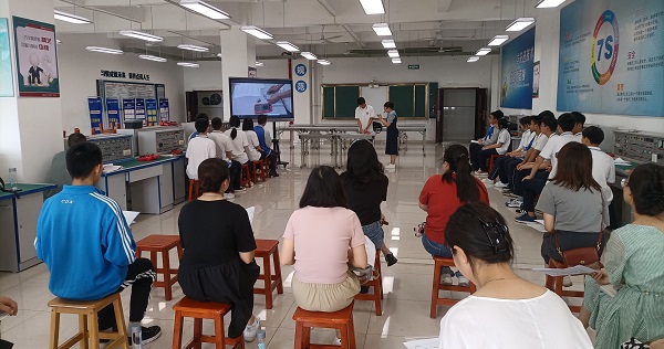 成都市电子信息中心组研讨活动在成都石化工业学校举行