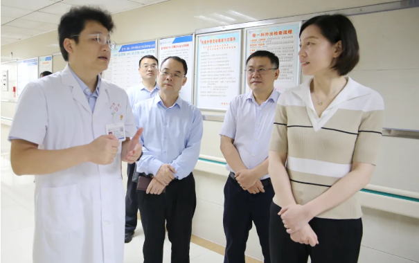 七一前夕，湘潭市领导到市一医院慰问党员专家
