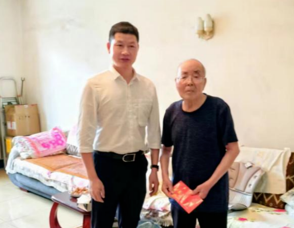 湘潭市人社局开展走访慰问老党员“三送一听”活动
