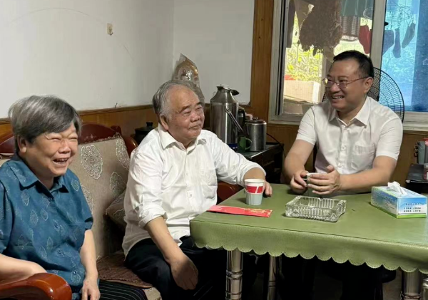湘潭市人社局开展走访慰问老党员“三送一听”活动