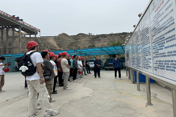 西北民大土木工程系学子走进中国十七冶G30三总包部项目部 开展观摩学习活动