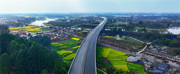 6月全线建成通车！天邛高速主线路面铺筑完成