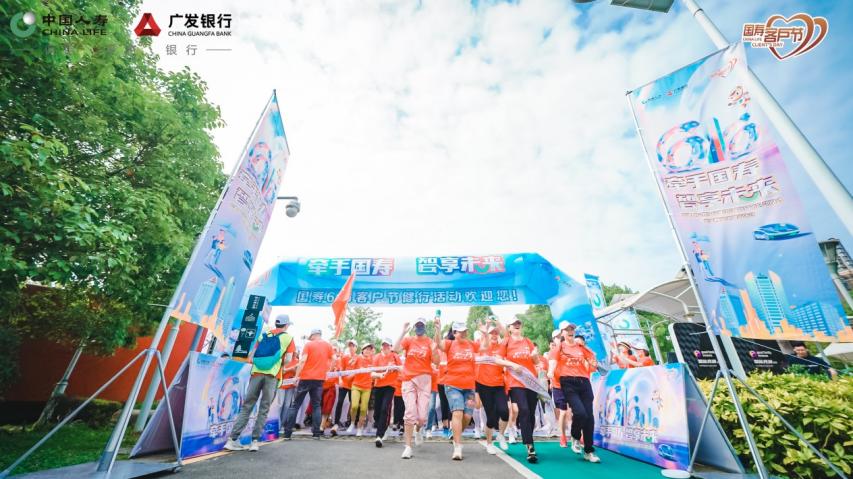 持续18年！客户节里的沟通链接 标题2：深化服务连接：中国人寿打造属于客户的节日