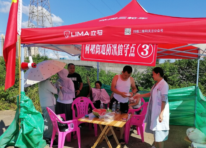 岳塘区卫健局全力抗汛救灾