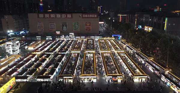 河北邯郸：“城南夜市”烟火气点亮城市夜经济