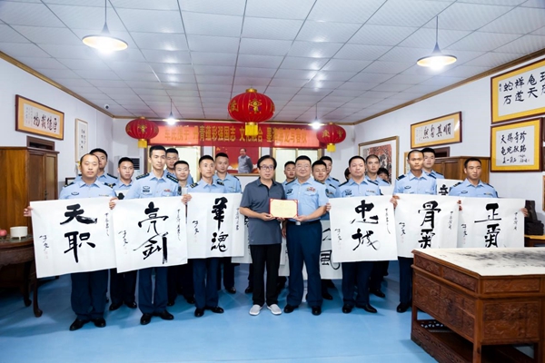 军民携手 丹青蕴彩强国志 驻保定市涞水县某部队官兵收到一份特别的礼物