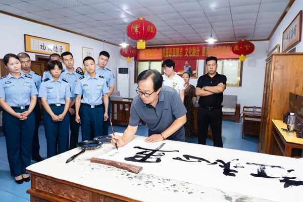 军民携手 丹青蕴彩强国志 驻保定市涞水县某部队官兵收到一份特别的礼物