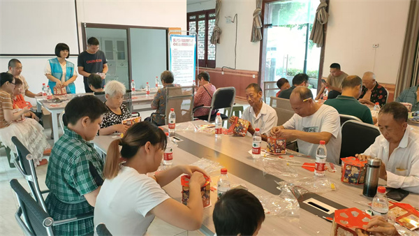 月满中秋 灯映团圆 双流黄龙溪镇精康人员巧手做花灯