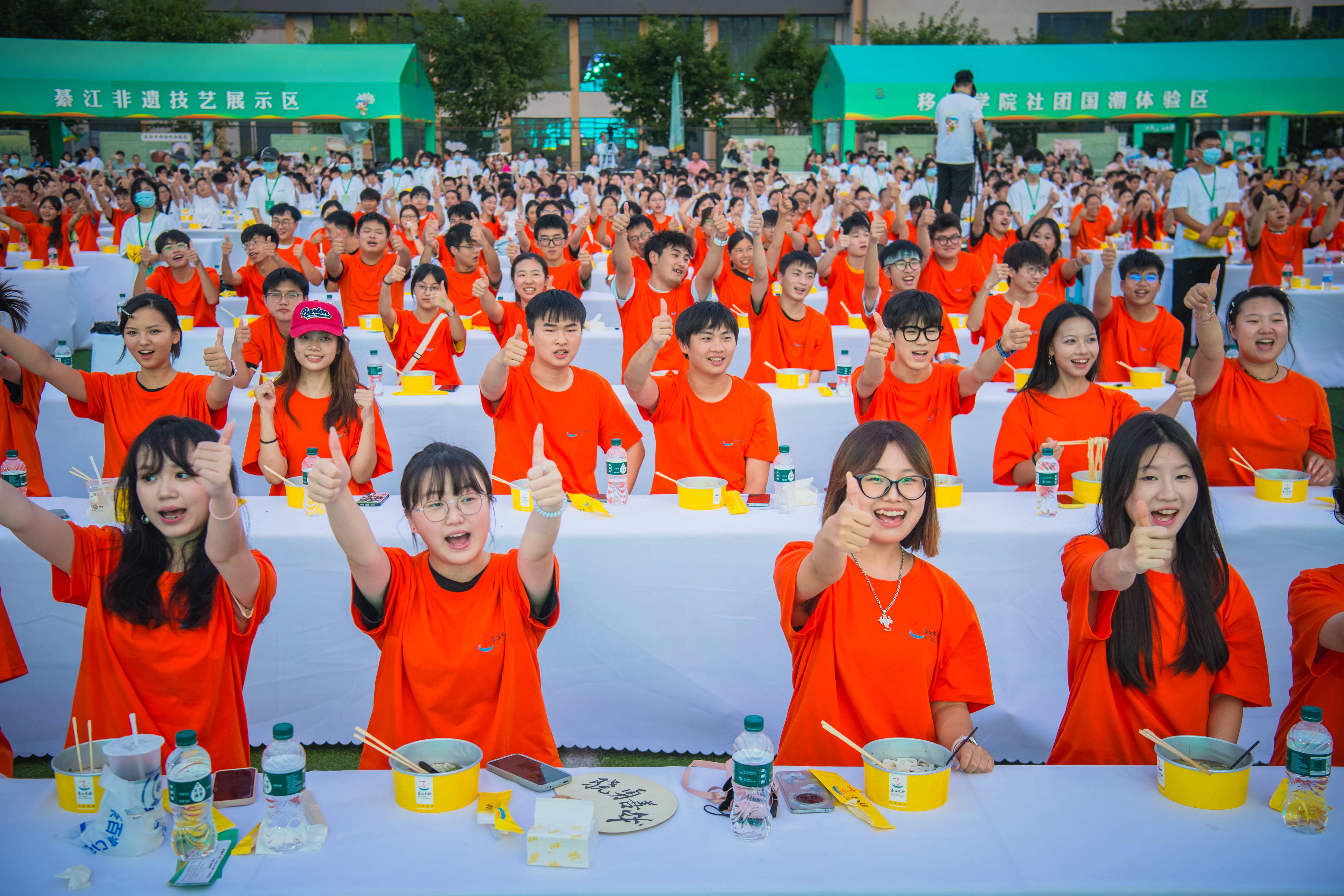 市民为綦江米粉点赞。（摄影：陈星宇）