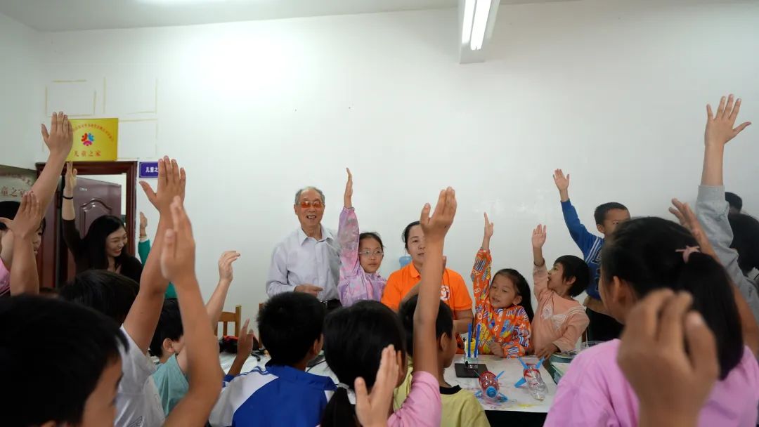 新闻通稿-泰康之家居民发挥银发力量，“科学先生”点亮乡村孩子科学梦(1)