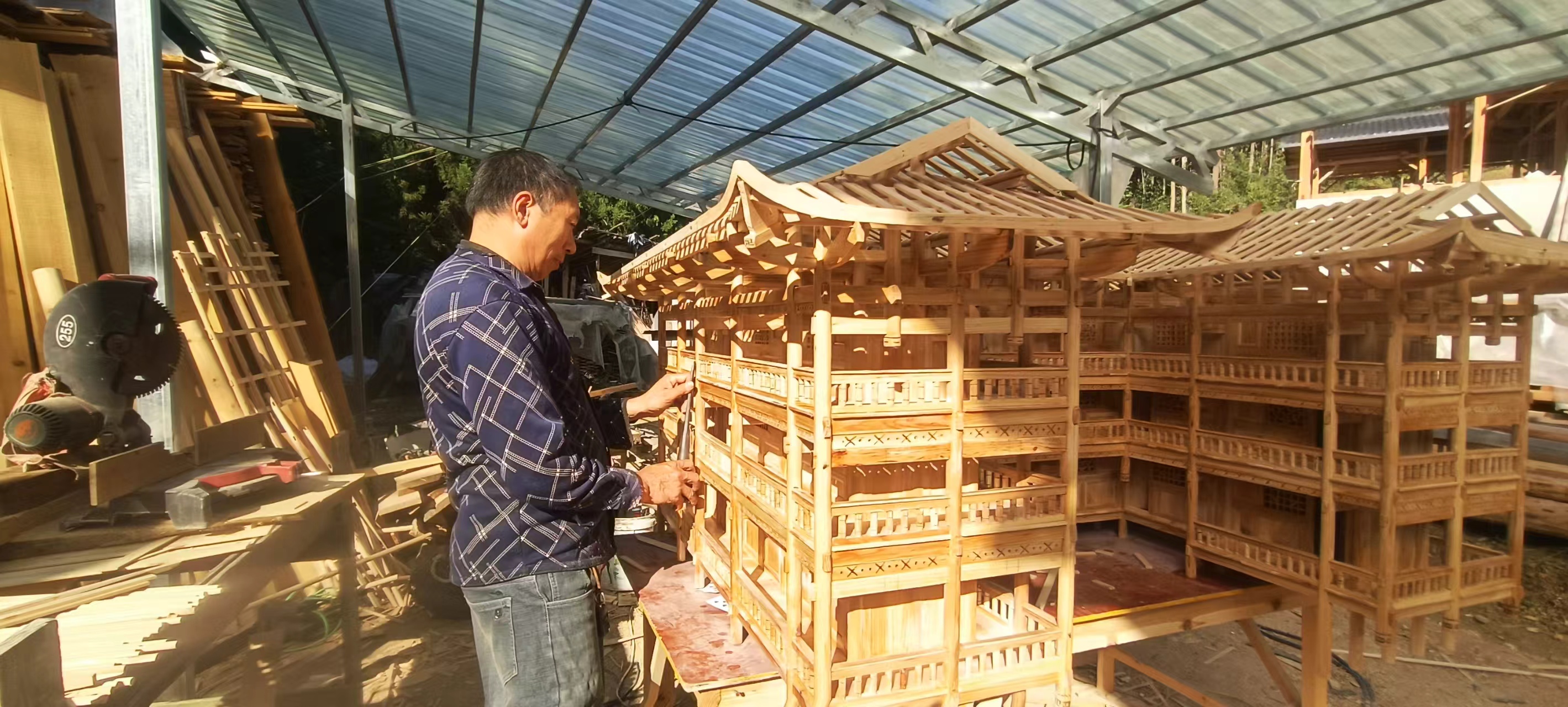 邹国满在制作中 (2).jpg
