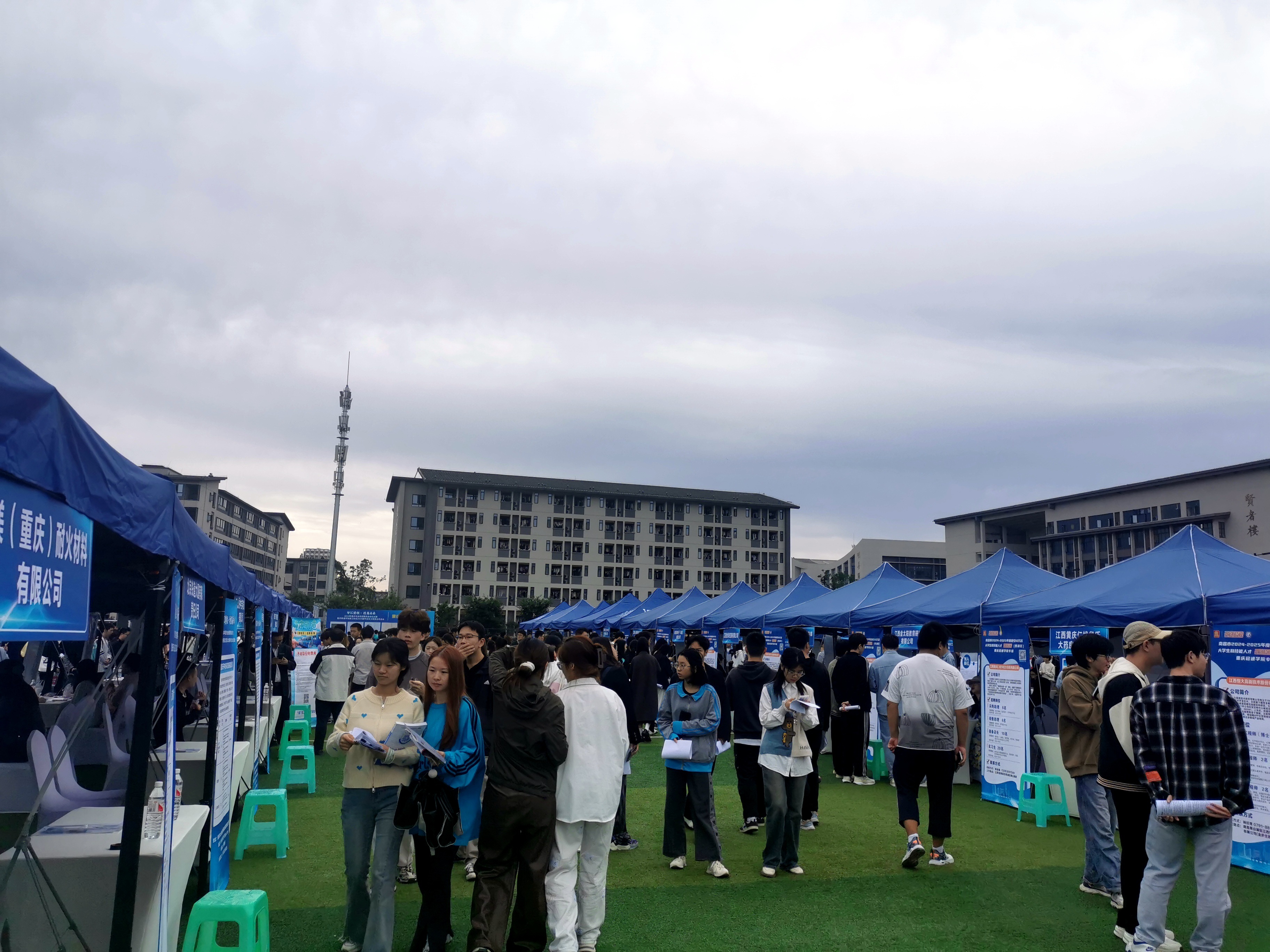 双选会现场人头攒动。（摄影：张静）