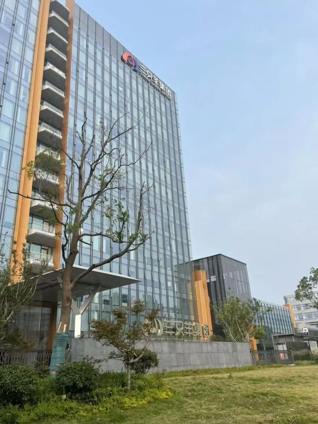 实探三只羊总部：深夜灯火通明，门口有主播靠直播园区日常涨粉数十万