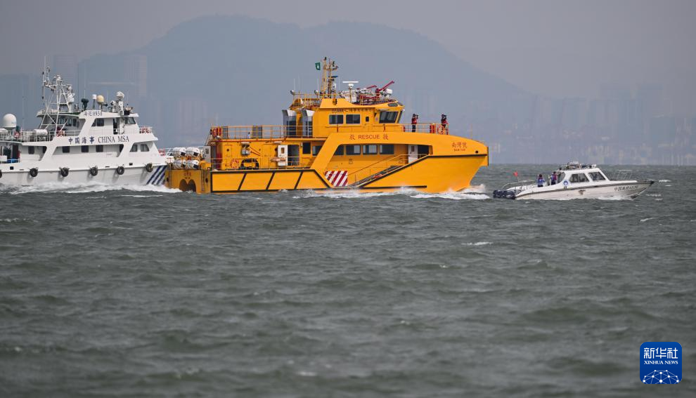 粤港澳三地首次在港珠澳大桥水域举行海上应急演练
