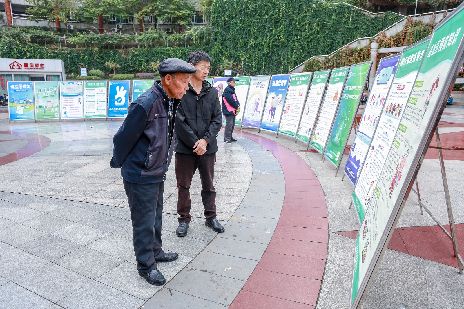 现场设置健康科普展板.jpg