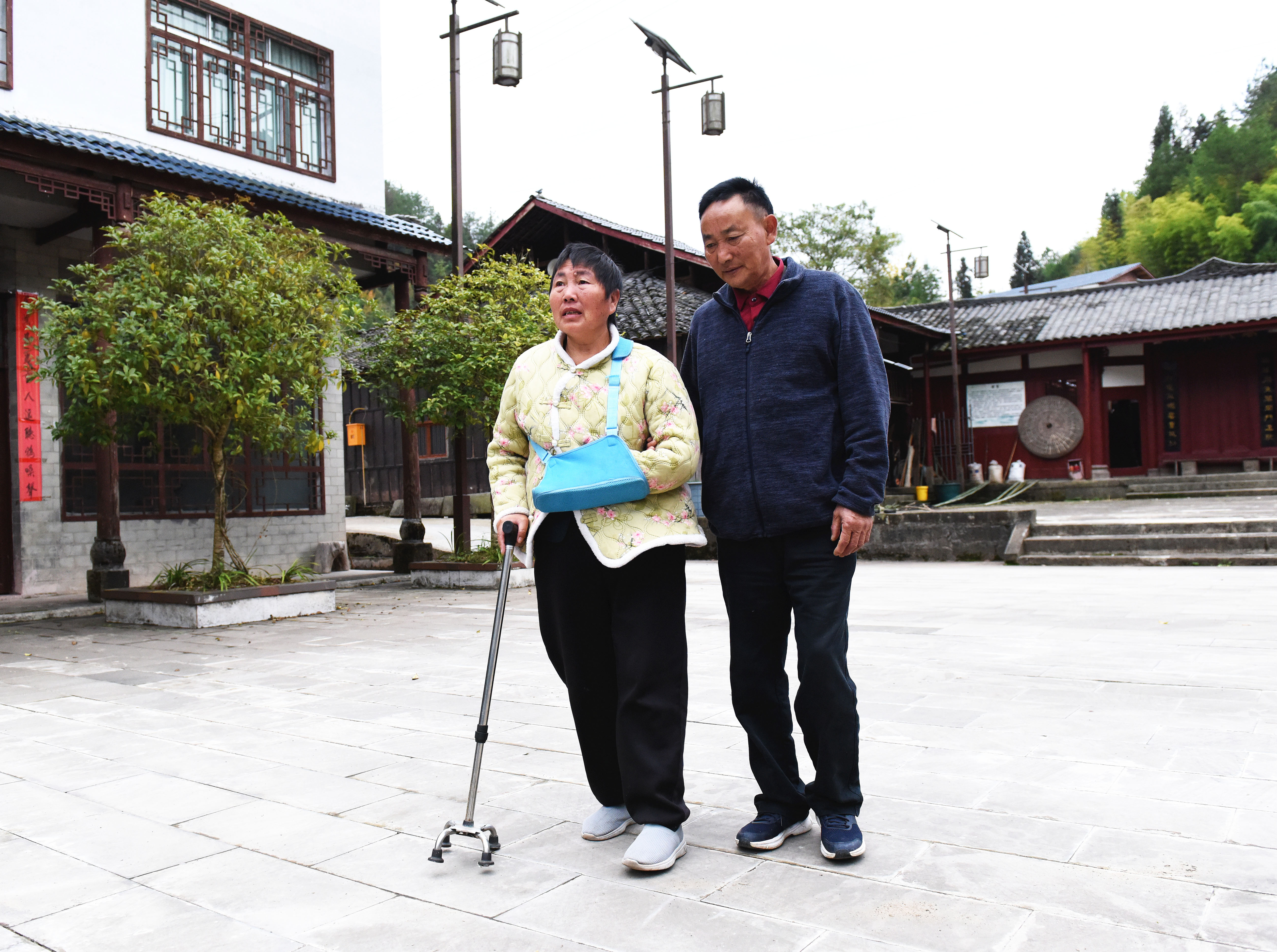 万书华陪妻子锻炼走路.jpg