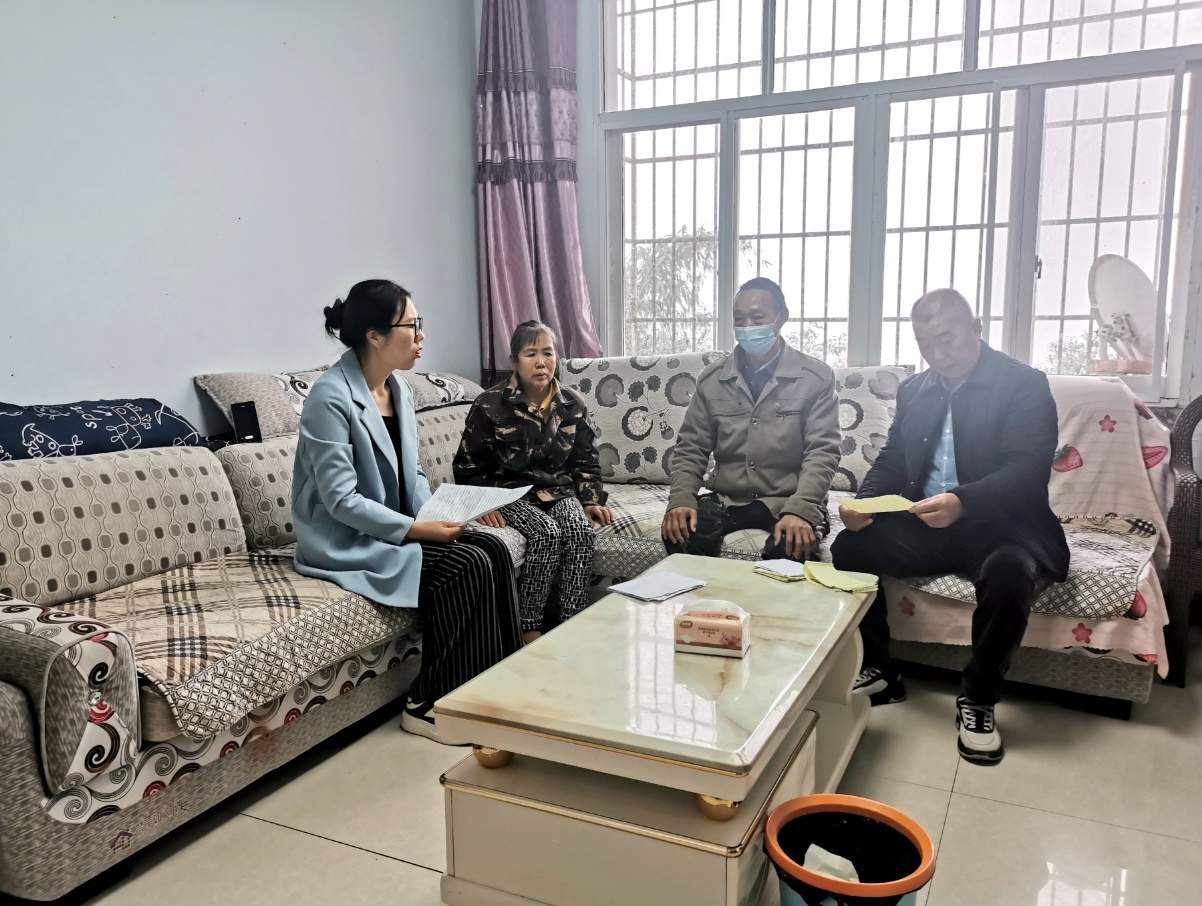 舒乾治与民政工作人员沟通交流。（摄影：张静）
