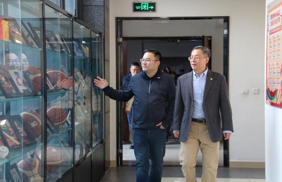 清华大学五道口金融学院党委书记顾良飞率队走进新网银行（发送）