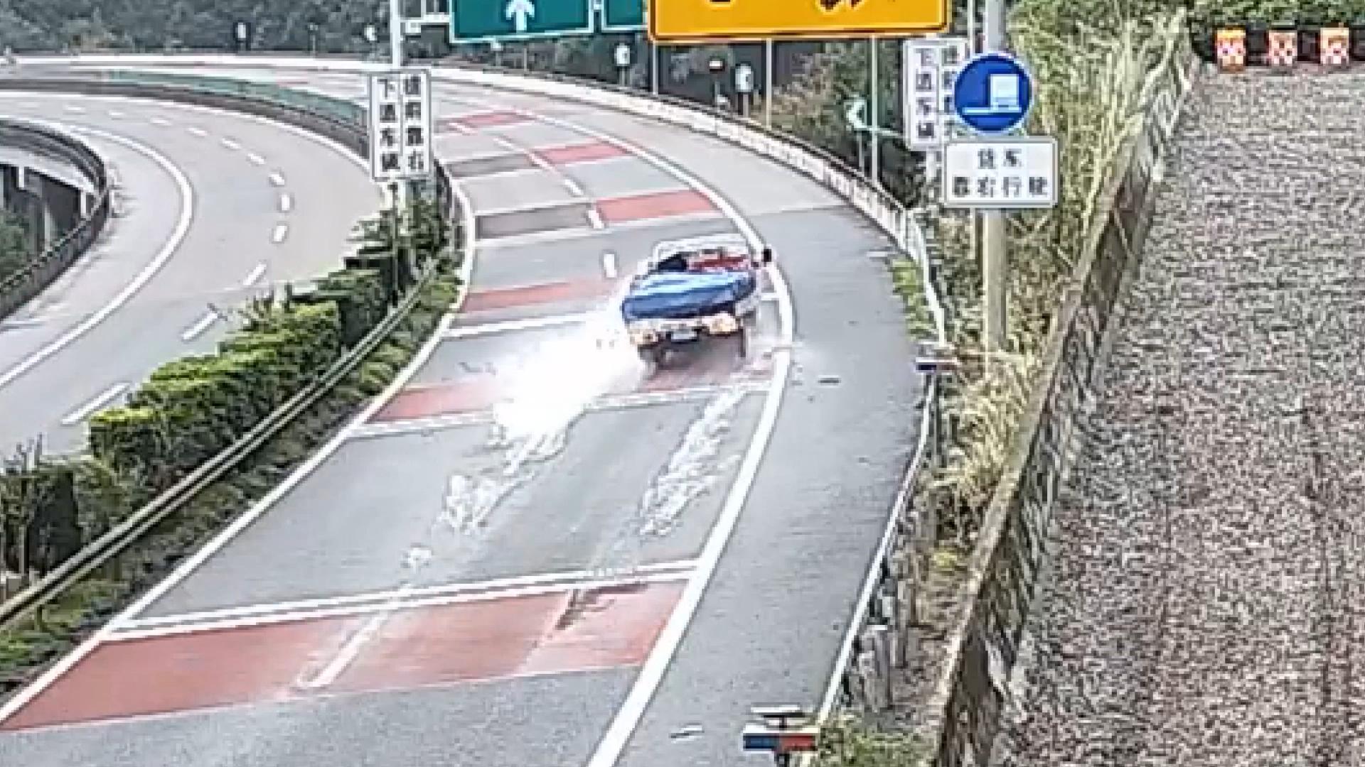 货车司机一时疏忽千斤活鱼抛洒高速_20241206124521.JPG